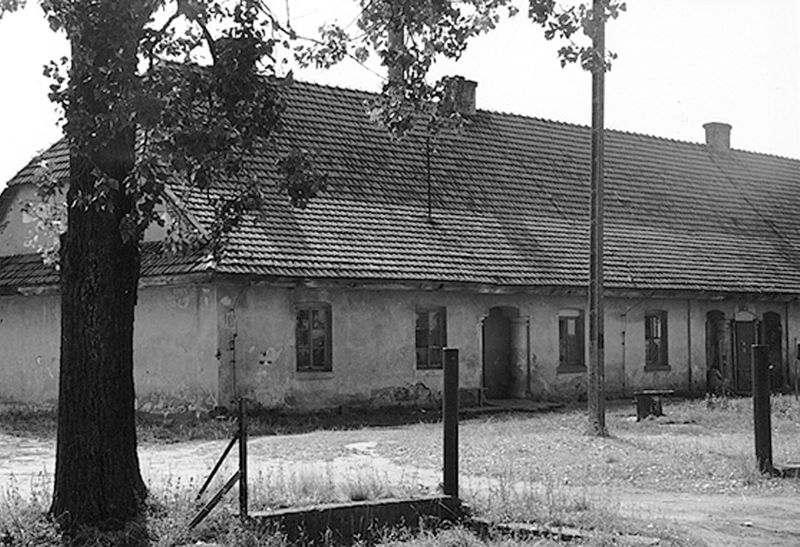 Plik:Zabudowania folwarczne w Korczewie.JPG