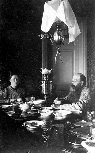 Plik:Adam Hrebnicki z corka Maria ok 1908.jpg