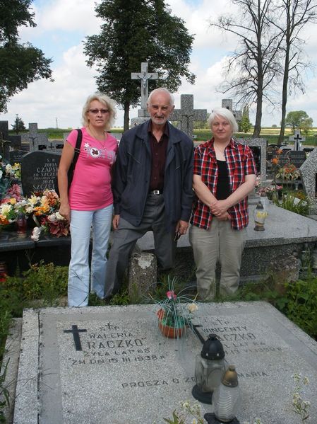Plik:KAMERALNY WYJAZD RODZINNY DO LIWA I RUSKOWA - Ewa z Londynu, Larisa z Wilna i Waldemar z W-wy w Liwie przy grobie Wincentego i Waleryi z Popielowa.jpg