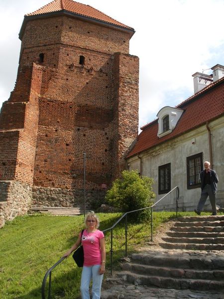Plik:KAMERALNY WYJAZD RODZINNY DO LIWA I RUSKOWA - Larisa z Wilna i Waldemar z W-wy przy zamku w Liwie.jpg