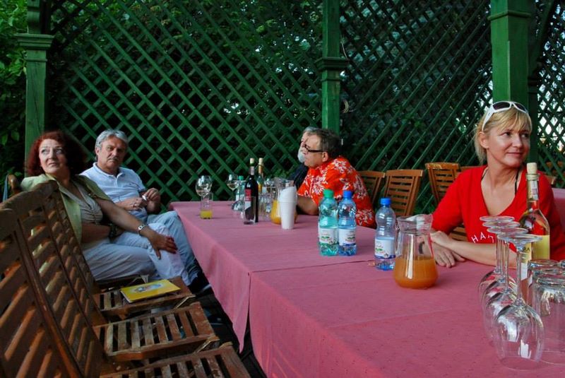 Plik:Przy grillu II Zjazd 2014 e.jpg