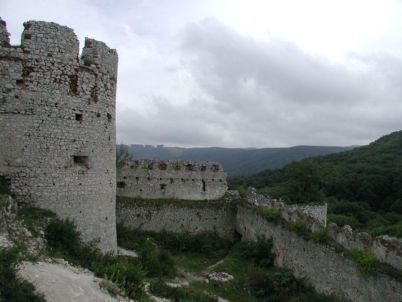 Plik:Ruins od Detreko castle.jpg