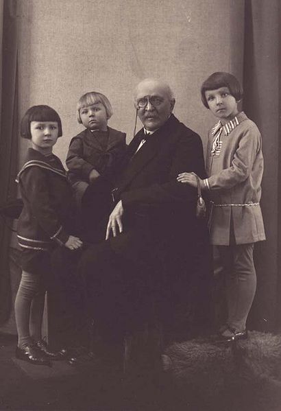 Plik:Wlodzimierz Cyganski z wnukami.jpg