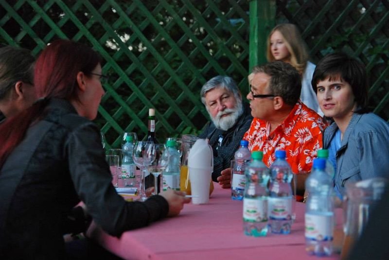 Plik:Przy grillu VIII Zjazd 2014 e.jpg