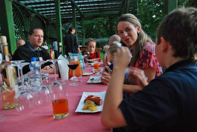 Plik:Przy grillu VI Zjazd 2014 e.jpg